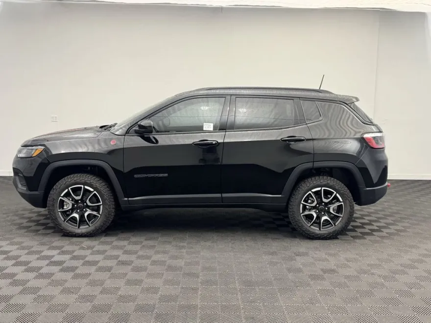 2025 Jeep Compass Trailhawk photo 1