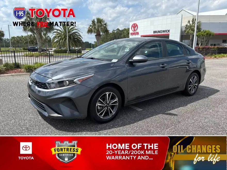 2023 Kia Forte LXS photo 1