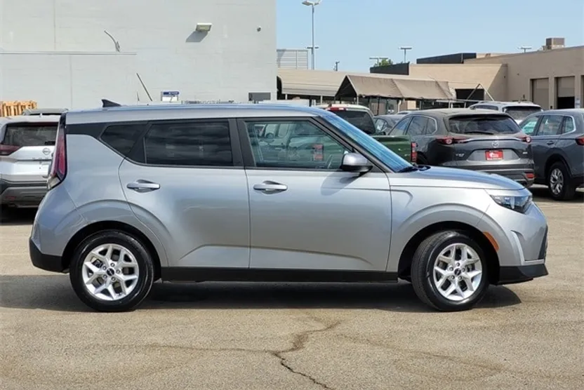 2023 Kia Soul LX photo 1
