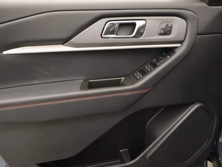 2025 Ford Explorer ST-Line photo 1