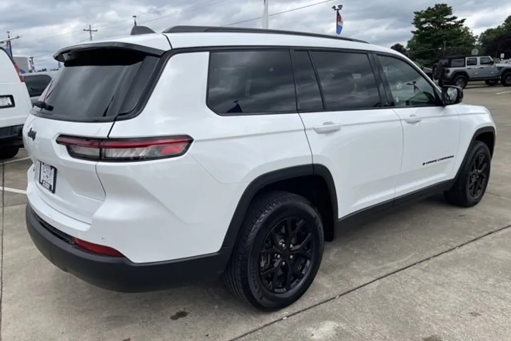 2024 Jeep Grand Cherokee Altitude photo 1
