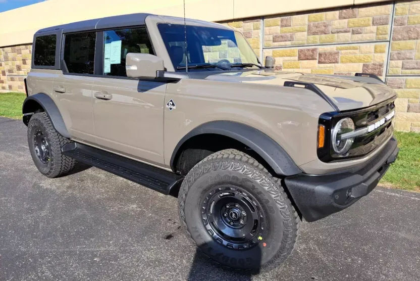 2025 Ford Bronco Outer Banks photo 1