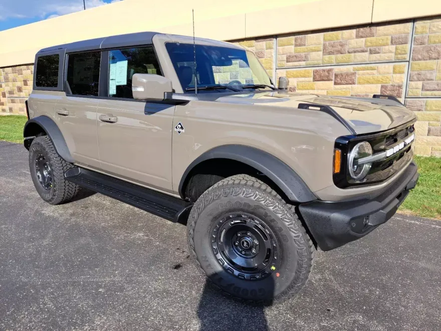 2025 Ford Bronco Outer Banks photo 1