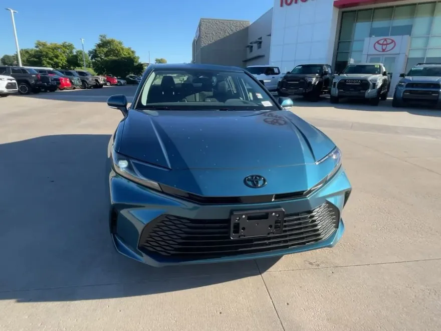 2025 Toyota Camry LE photo 1