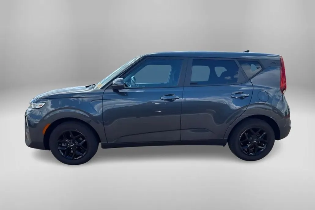 2022 Kia Soul LX photo 1