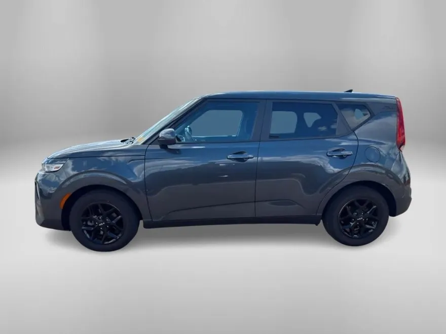 2022 Kia Soul LX photo 1