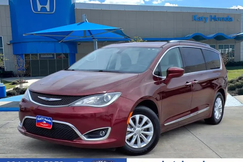 2019 Chrysler Pacifica Touring L photo 1