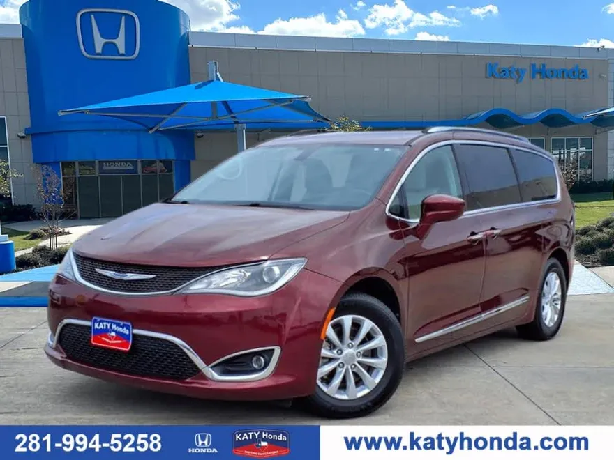 2019 Chrysler Pacifica Touring L photo 1