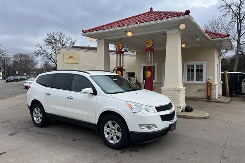 2011 Chevrolet Traverse 2LT photo 1