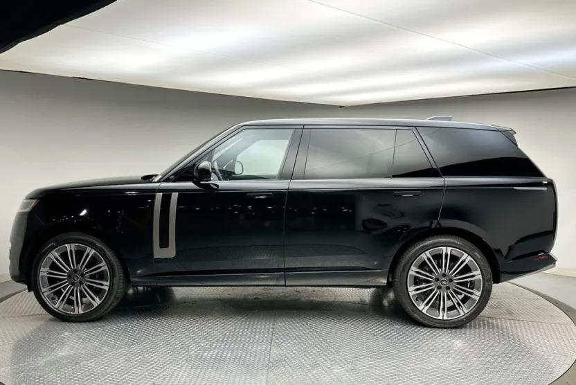 2025 Land Rover Range Rover SE photo 1