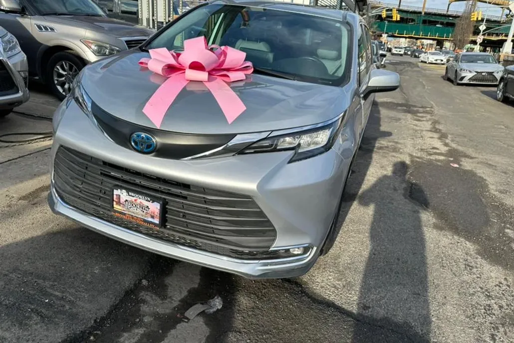 2021 Toyota Sienna XLE photo 1