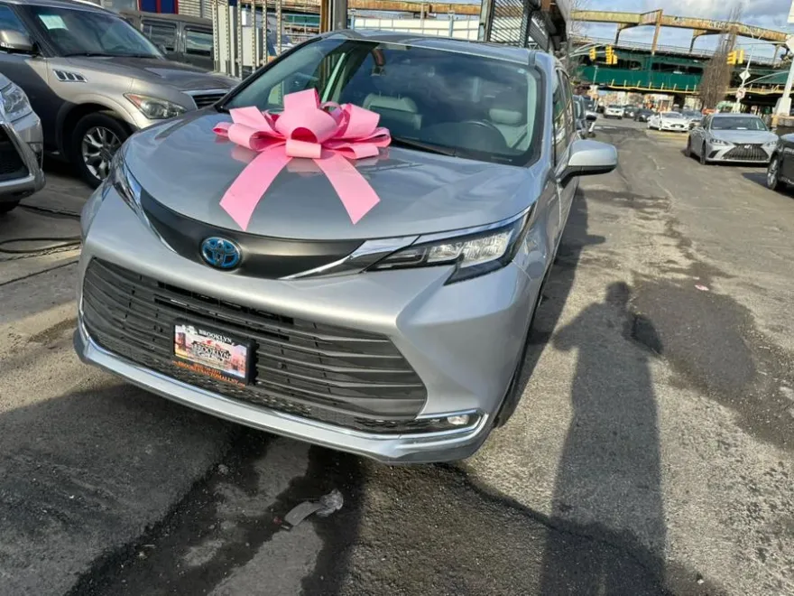 2021 Toyota Sienna XLE photo 1