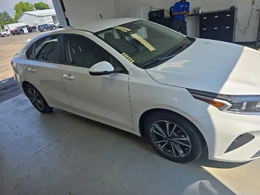 2023 Kia Forte LXS photo 1