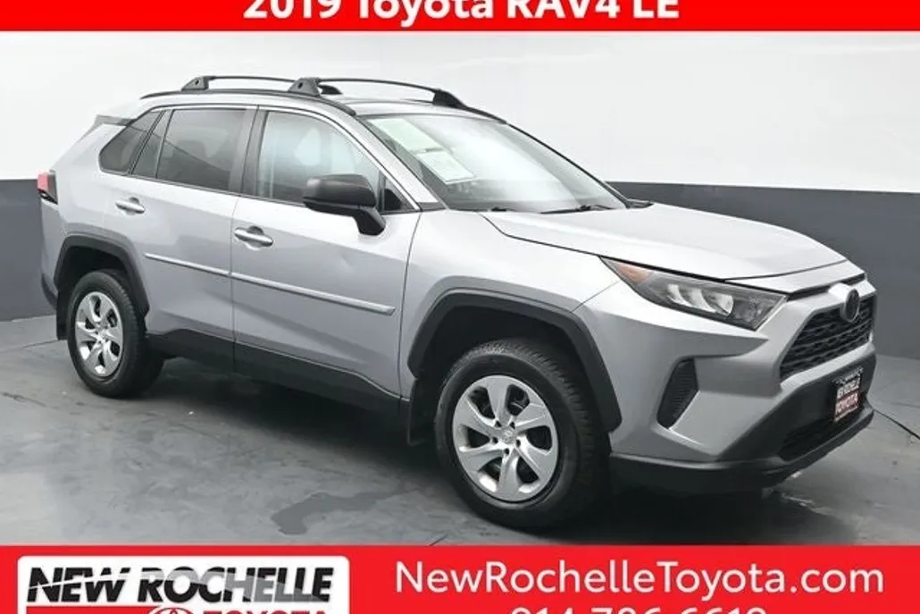 2019 Toyota RAV4 LE photo 1