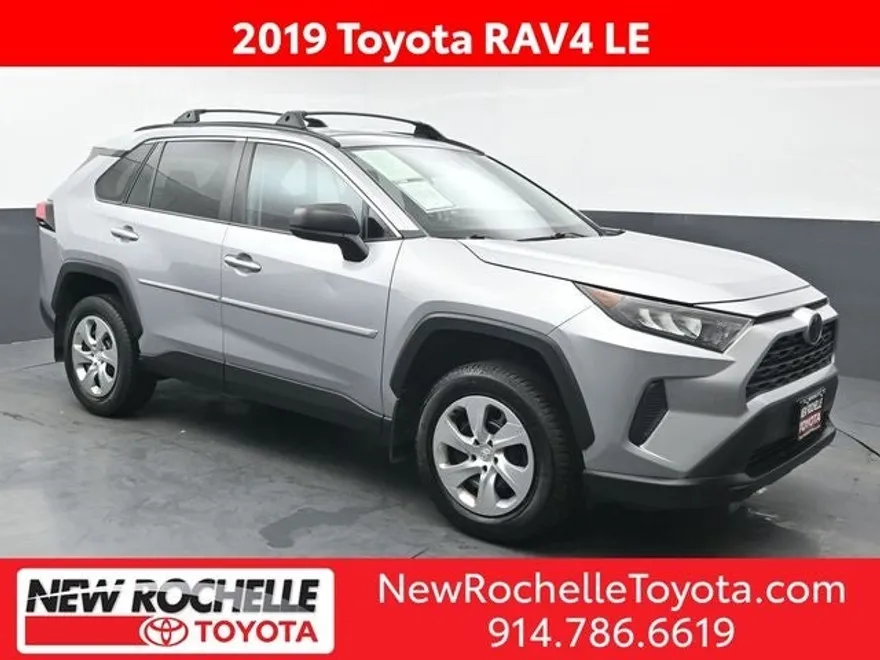 2019 Toyota RAV4 LE photo 1