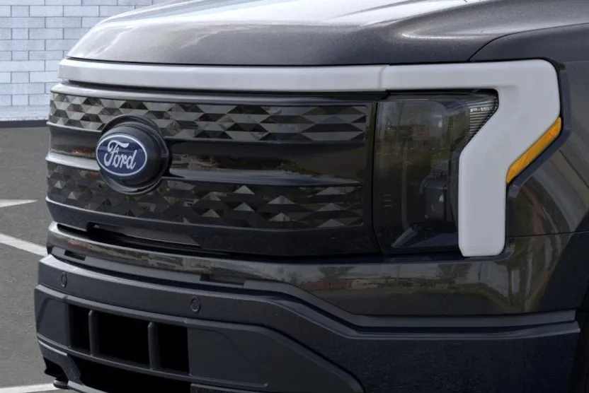 2025 Ford F-150 Lightning Platinum photo 1
