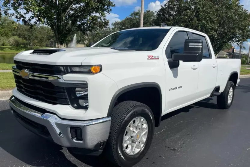 2024 Chevrolet Silverado 3500HD LT photo 1