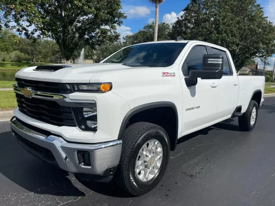 2024 Chevrolet Silverado 3500HD LT photo 1