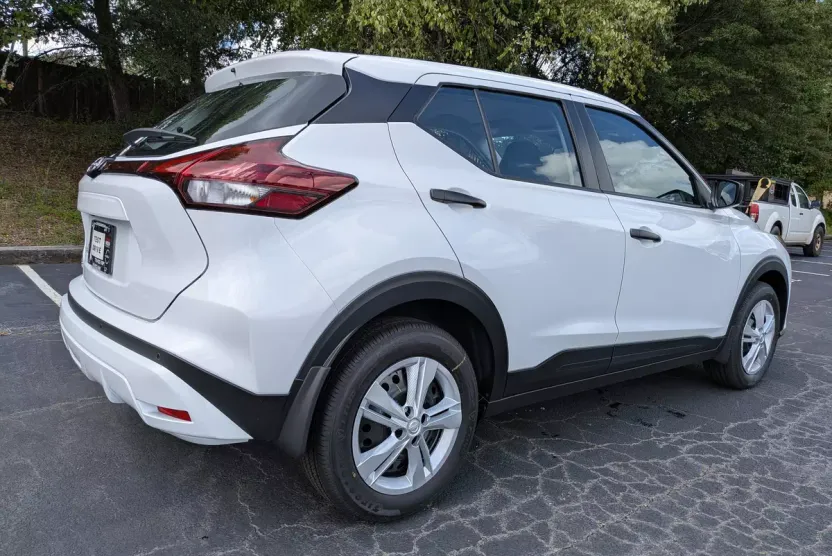 2025 Nissan Kicks Play S photo 1