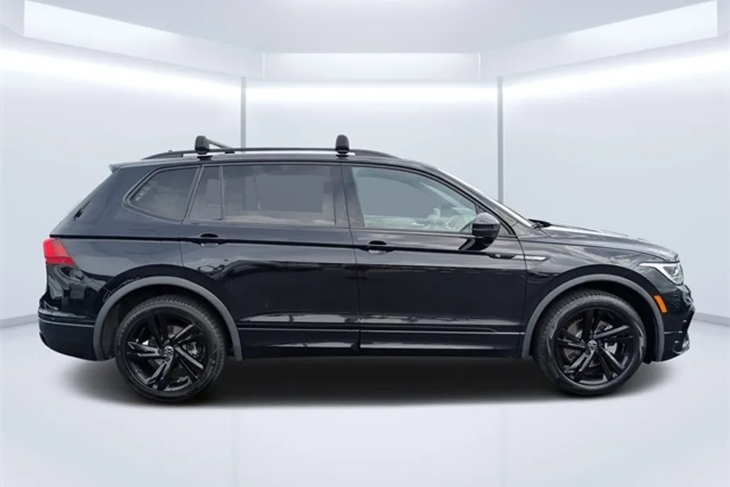 2023 Volkswagen Tiguan SE R-Line Black photo 1