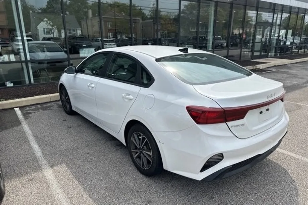 2023 Kia Forte LXS photo 1
