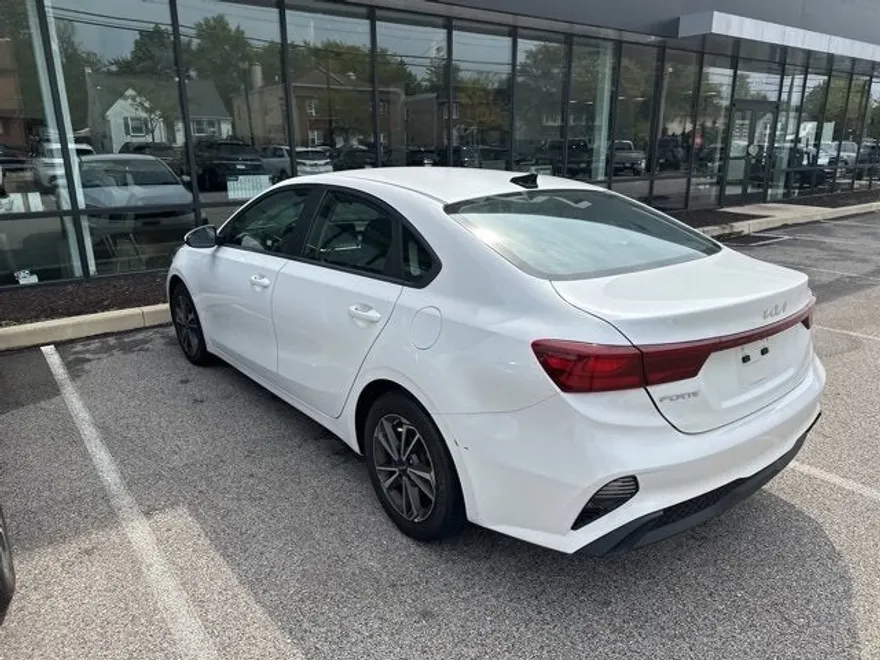 2023 Kia Forte LXS photo 1