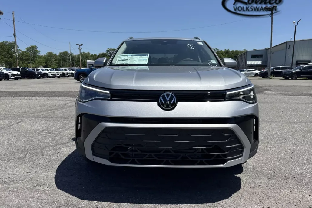 2025 Volkswagen Taos SE photo 1