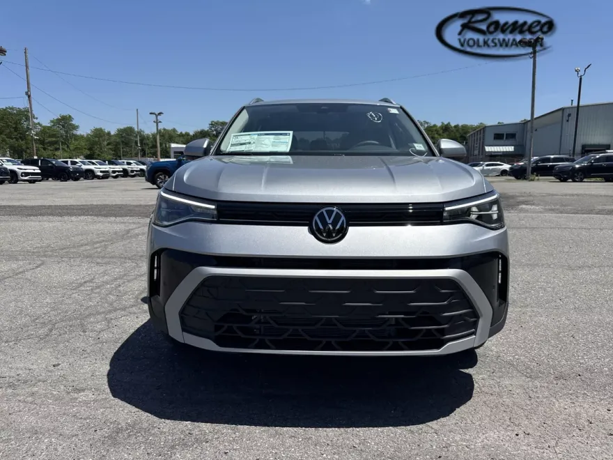 2025 Volkswagen Taos SE photo 1