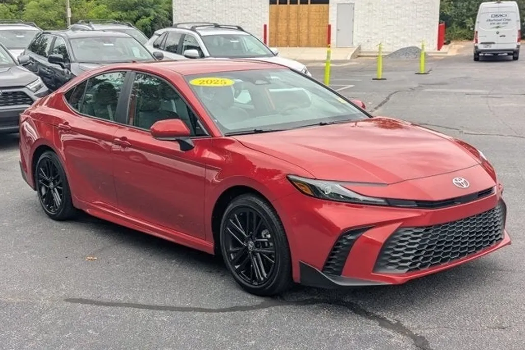 2025 Toyota Camry SE photo 1