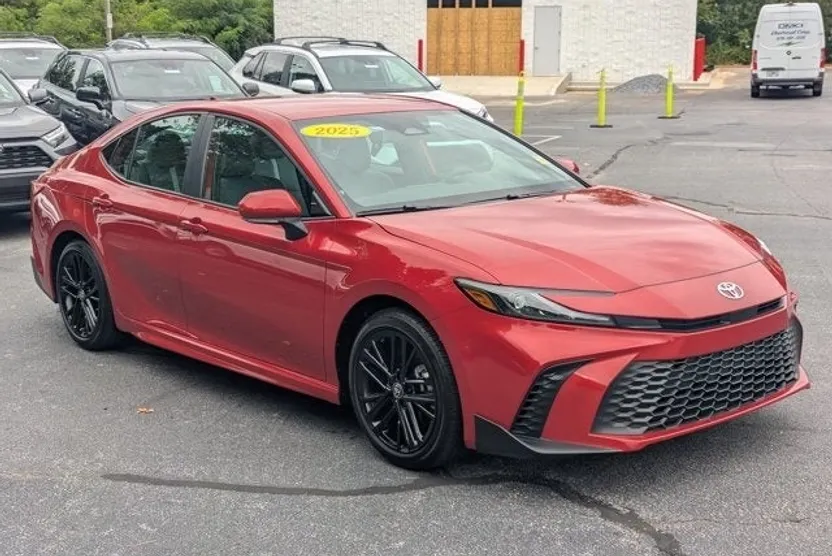 2025 Toyota Camry SE photo 1