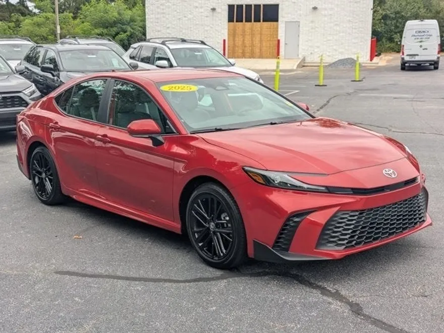 2025 Toyota Camry SE photo 1