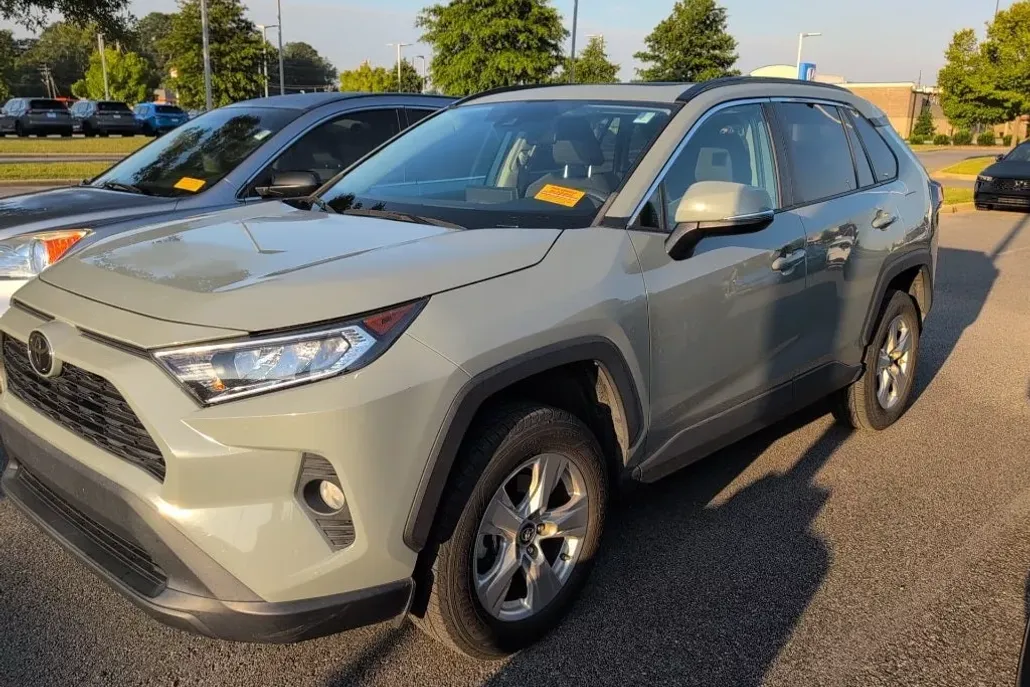 2019 Toyota RAV4 Premium XLE photo 1