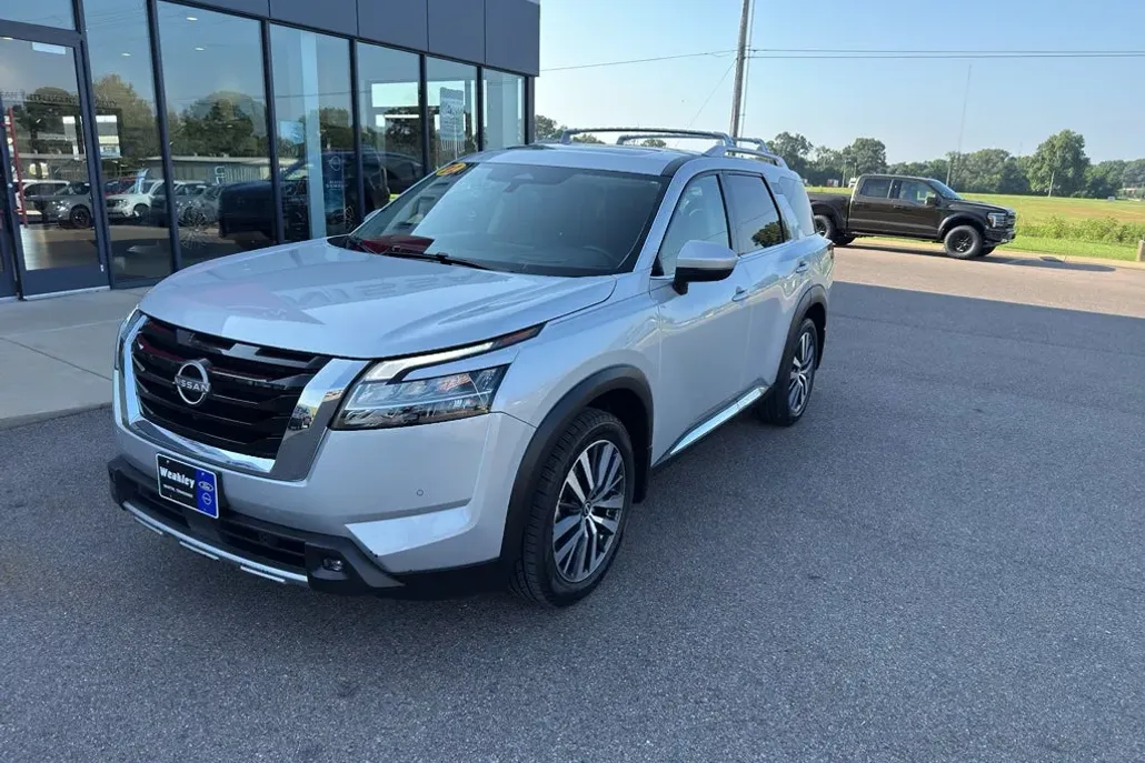 2022 Nissan Pathfinder Platinum photo 1