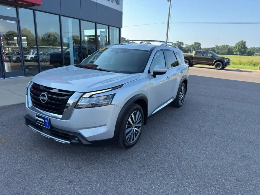 2022 Nissan Pathfinder Platinum photo 1