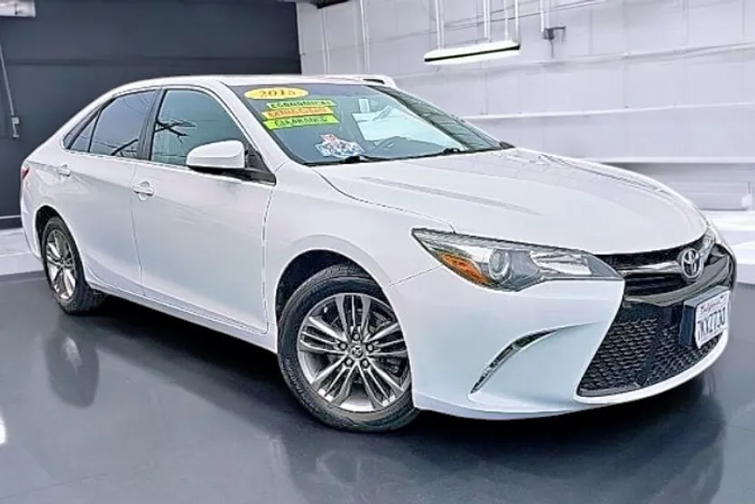 2015 Toyota Camry SE photo 1