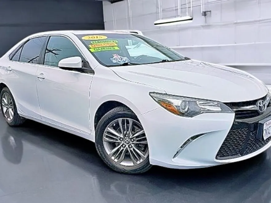 2015 Toyota Camry SE photo 1