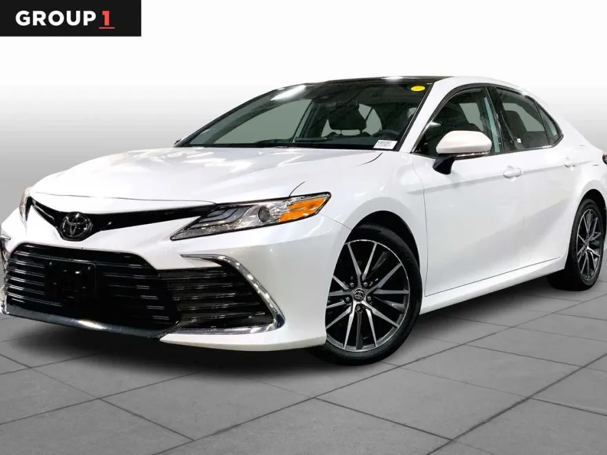 2022 Toyota Camry XLE photo 1