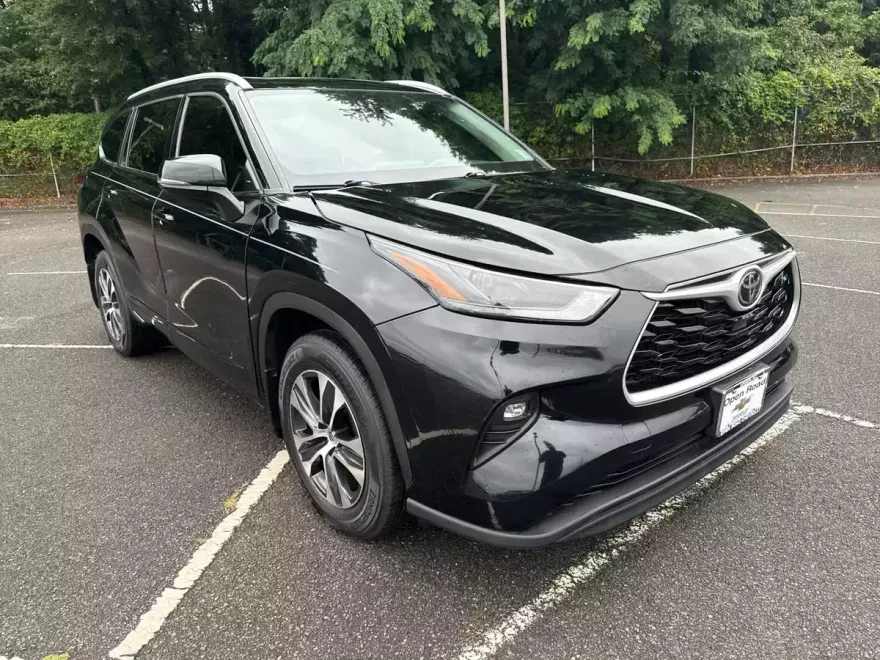 2022 Toyota Highlander XLE photo 1