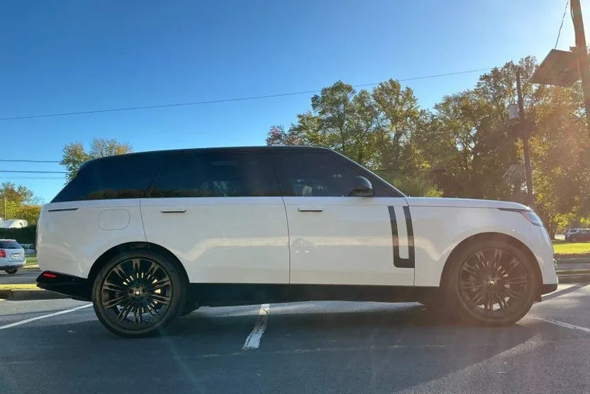 2023 Land Rover Range Rover SE photo 1