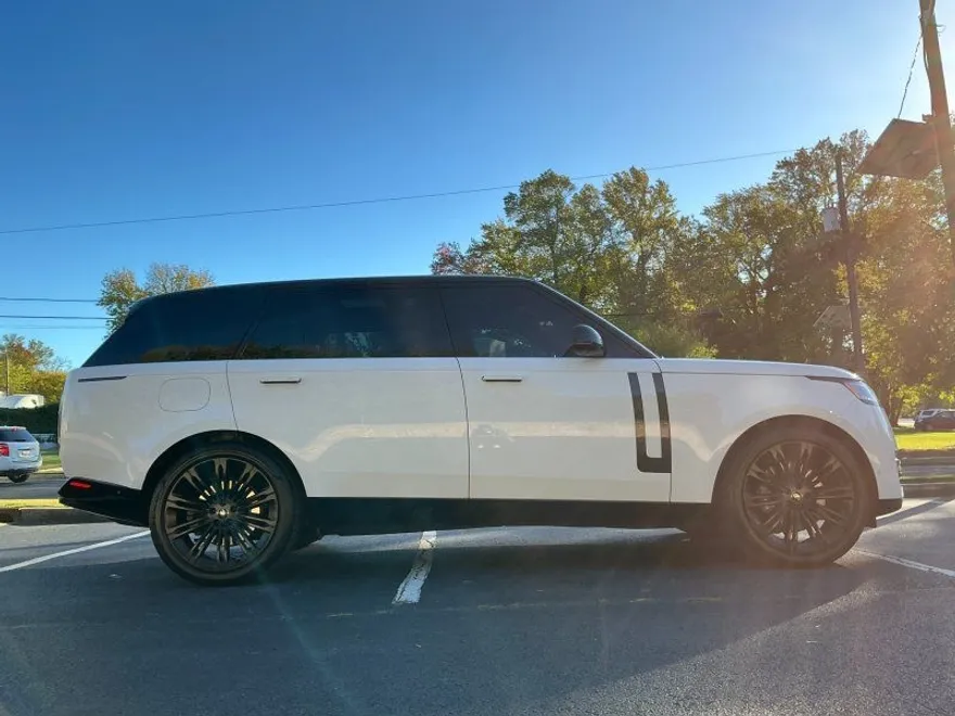 2023 Land Rover Range Rover SE photo 1