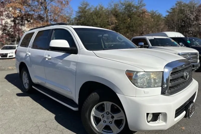 2010 Toyota Sequoia SR5 photo 1