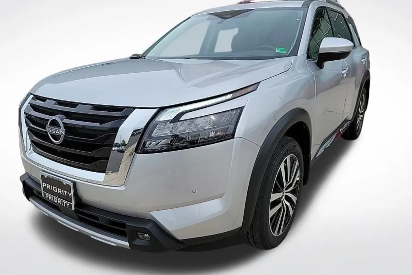 2025 Nissan Pathfinder Platinum photo 1