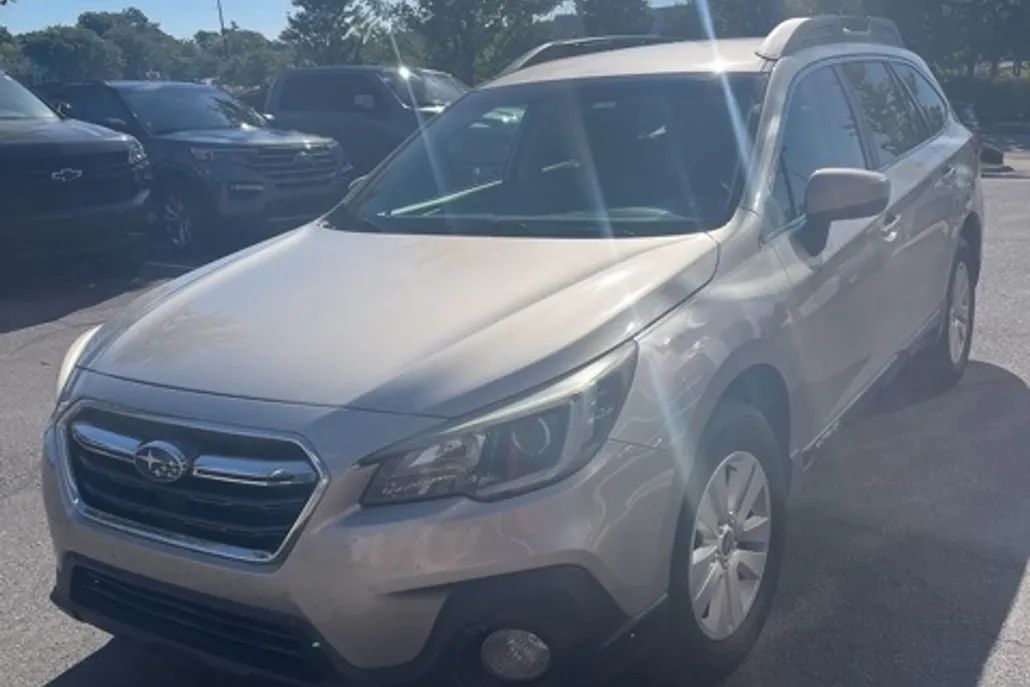 2018 Subaru Outback 2.5i Premium photo 1