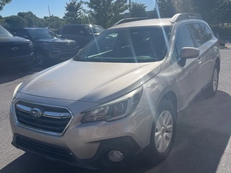 2018 Subaru Outback 2.5i Premium photo 1