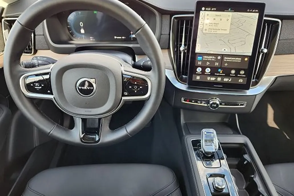 2025 Volvo XC90 B5 Plus photo 1