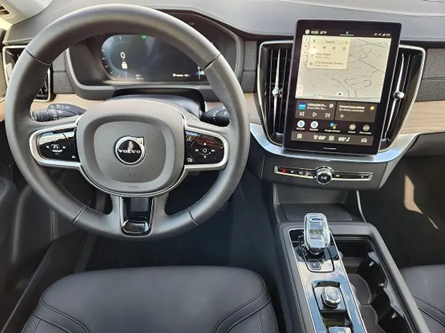 2025 Volvo XC90 B5 Plus photo 1