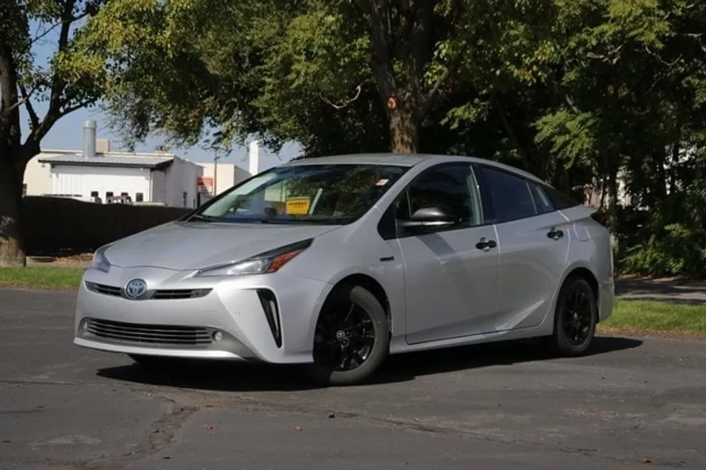 2022 Toyota Prius LE photo 1