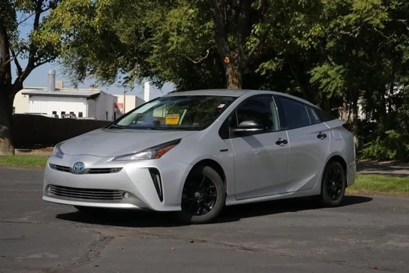 2022 Toyota Prius LE photo 1
