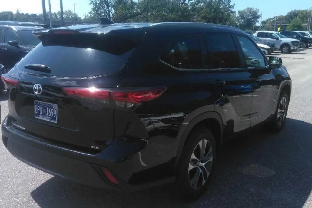 2023 Toyota Highlander XLE photo 1