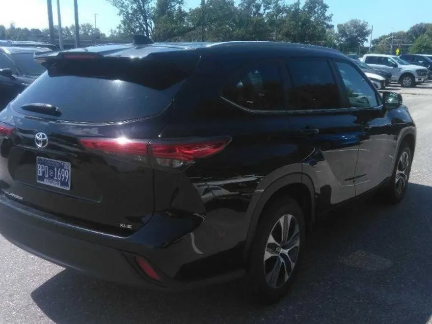 2023 Toyota Highlander XLE photo 1